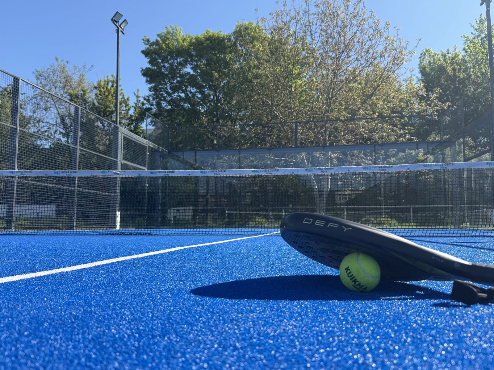 Padel-Court der Padel Arena Berlin mit Schläger und Ball, Outdoor unter freiem Himmel