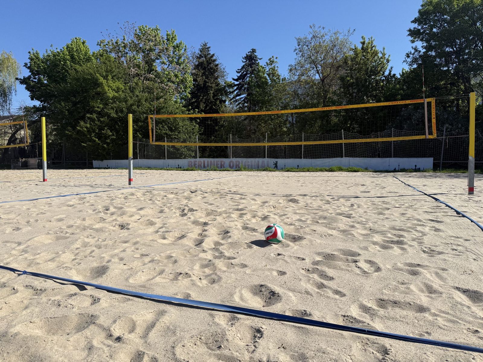 Beachvolleyball-Court vom Spielfeldrand