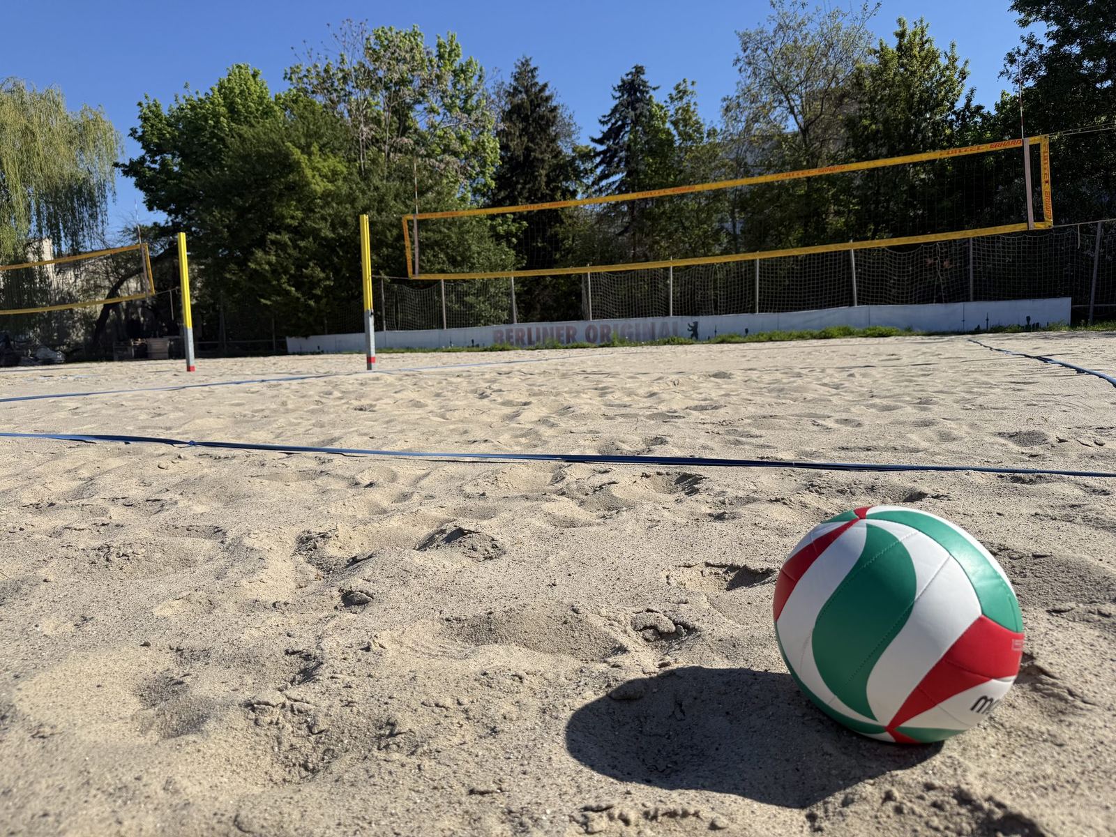 Beachvolleyball-Court mit Volleyball im Sand